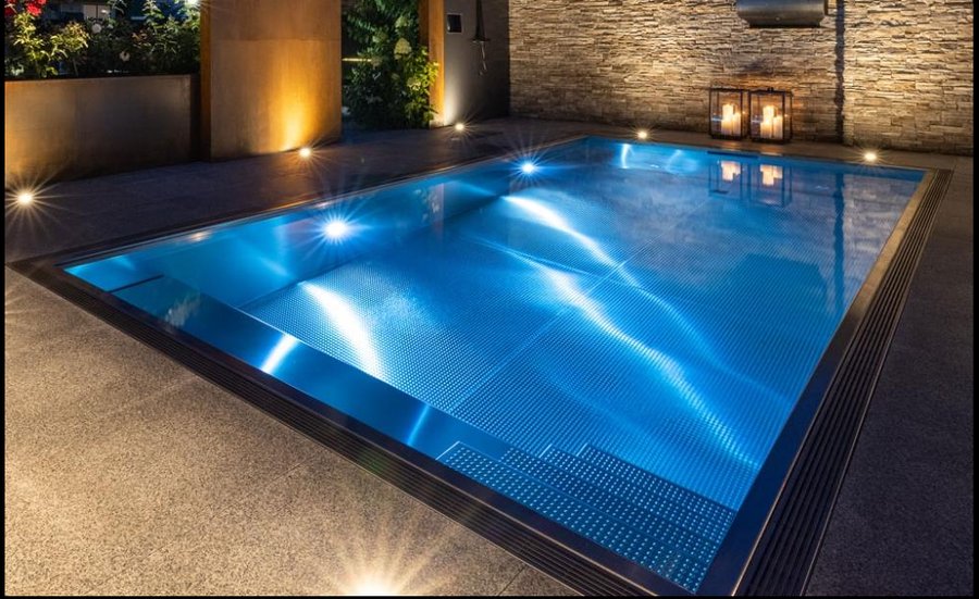 Piscina com iluminação LED subaquática